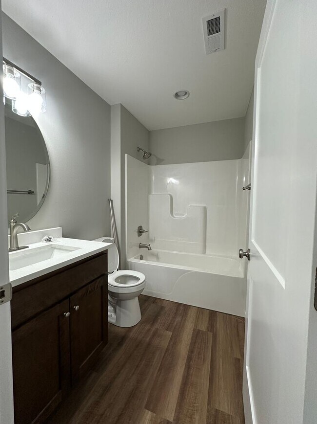 Building Photo - 1121-MF4-E