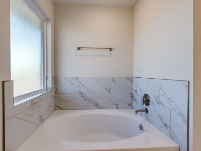 Building Photo - 1013 SE 16th Terrace