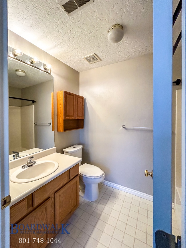 Building Photo - Stylish Draper Townhome with Private Patio