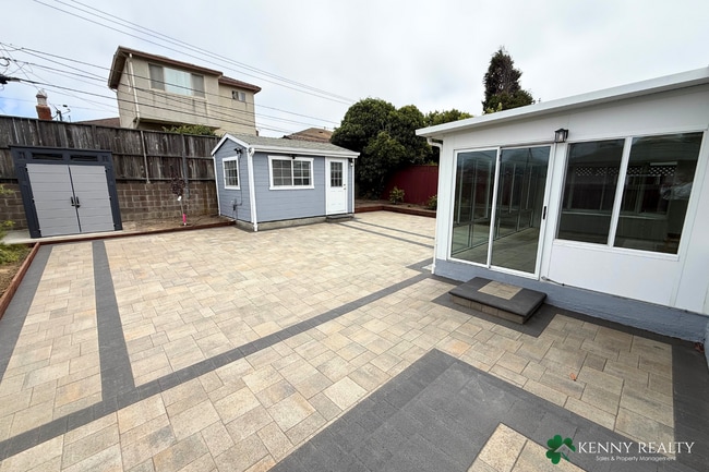 Building Photo - 136 Rosewood Way