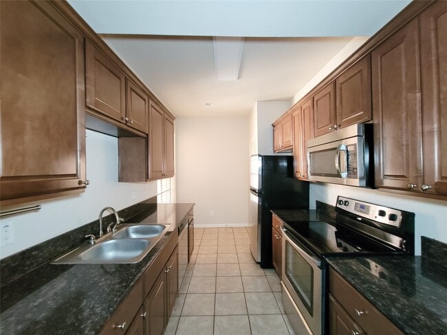 Building Photo - 2255 Braeswood Park Dr