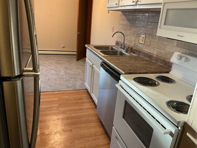 Building Photo - Spacious 2BR/1.5BA 2nd Floor Apartment in Brown Deer – Heat & Hot Water Included, Pool & Undergro...