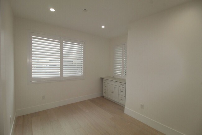 Building Photo - Oxnard Shores: Huge Rooftop Deck w/Ocean Views!