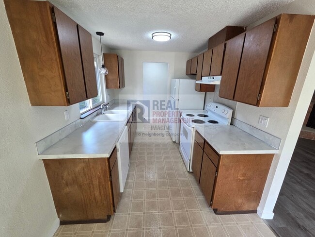 Building Photo - Check out this completely wonderful 2-bedroom, 1.0-bath unit!