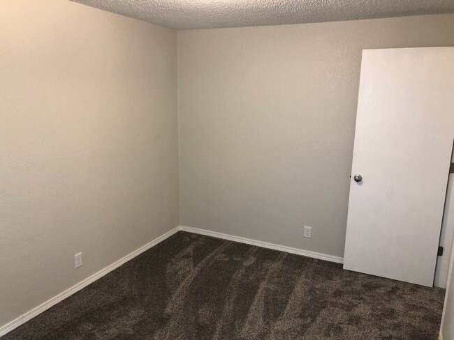 Building Photo - Updated 3 bedroom 1.5 bathroom house in Springfield!