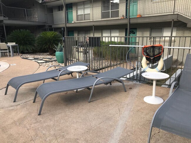 Building Photo - Charming 2-bedroom, 1-bathroom apartment!