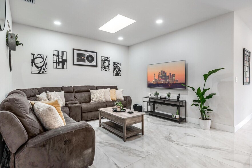 Building Photo - 826 SW 14th Ct