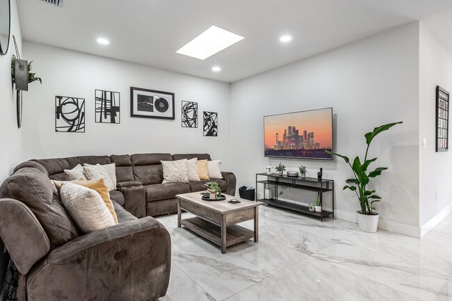 Building Photo - 826 SW 14th Ct