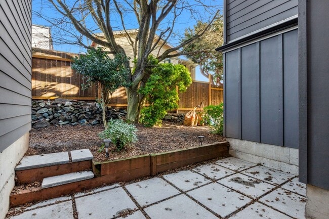 Building Photo - 2Bd/1.75Ba Seattle Condo