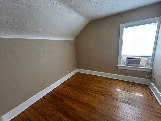 Building Photo - Top Unit (Beautiful Views) Flexible move in! Off Street Parking! All utilities included!
