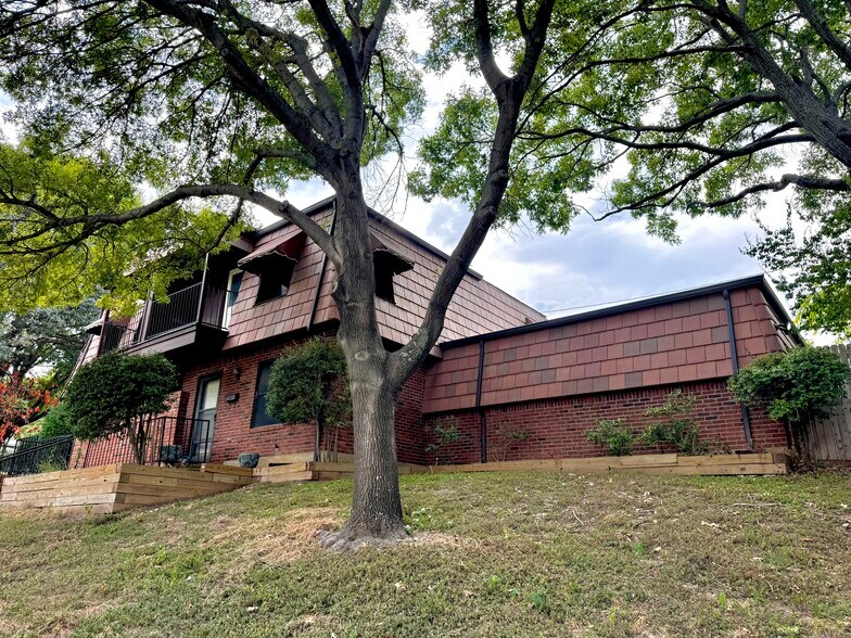 Building Photo - 2058 Owasso St