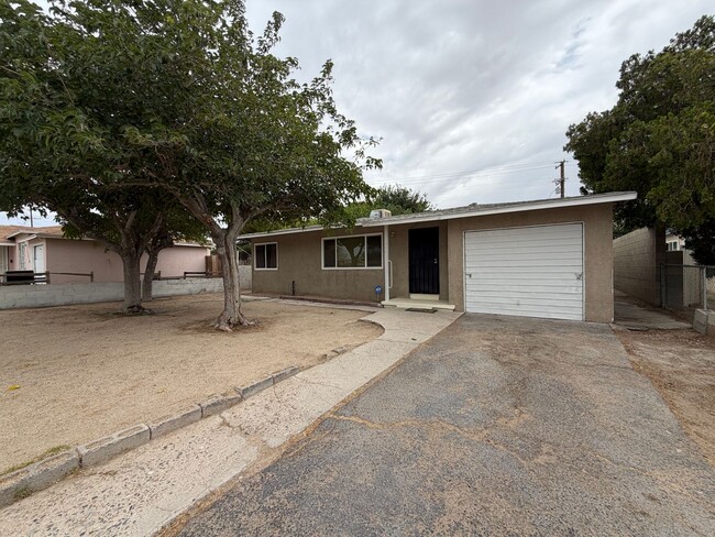 Building Photo - 4 Bedroom 2 Bathroom House with Fenced Yard & 1 Car Garage