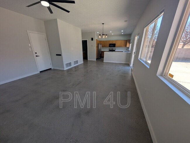 Building Photo - 7105 Casa Elena Dr NE