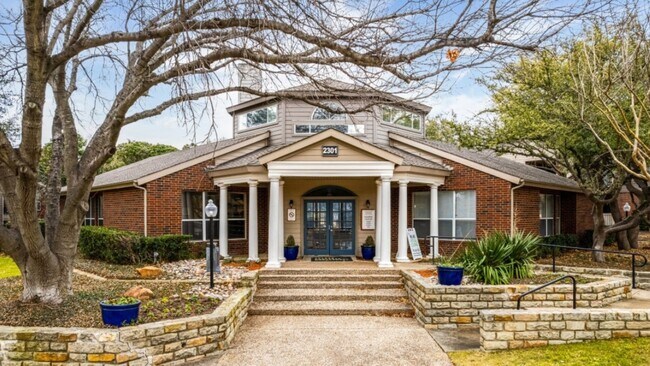 Building Photo - 2301 Pebble Vale Dr