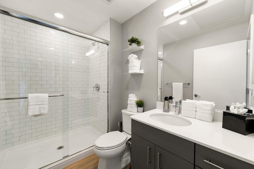 Building Photo - 853 W Blackhawk St