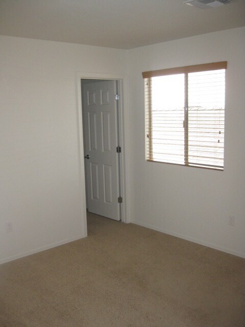 Building Photo - Rancho Sahuarita, 4 Bedroom 3 Bath, Family Room, Granite, Tile Flooring, Flagstone Patio