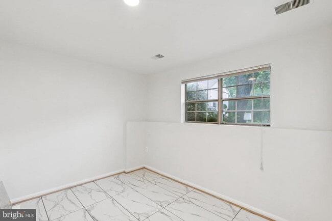 Building Photo - 5790 Burke Towne Ct