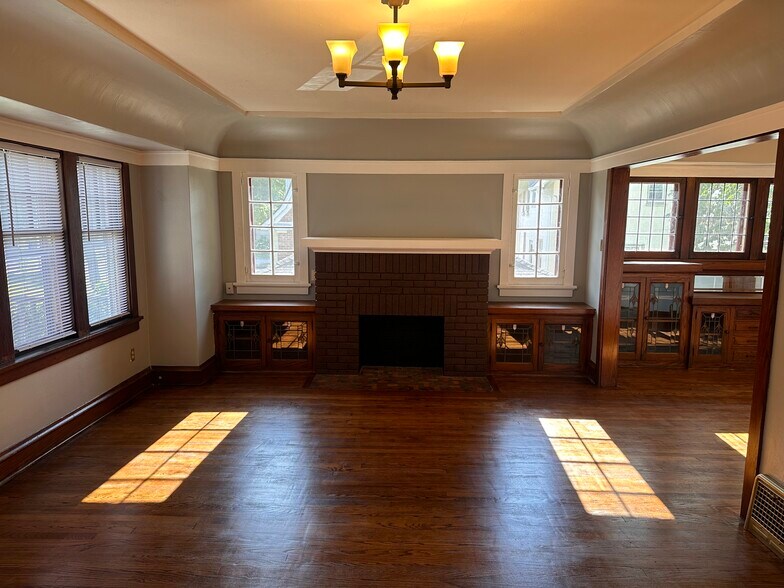 Natural light - living room - 7526 Lincoln Pl