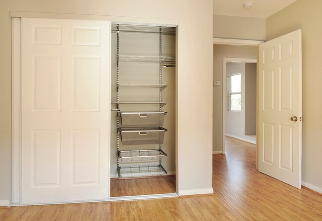 Building Photo - 340 N La Fayette Park Pl