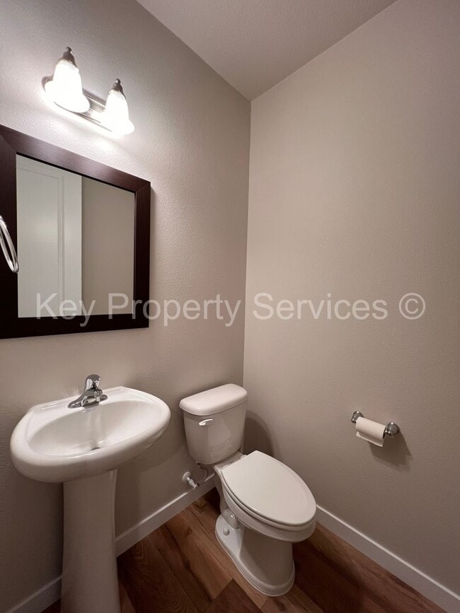 Building Photo - Newer Townhome in North Vancouver/Ridgefield