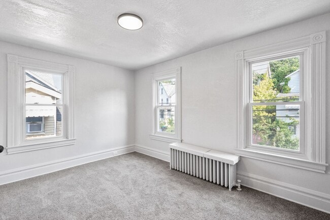 Building Photo - Beautiful 3 bedroom in McKees Rocks availa...