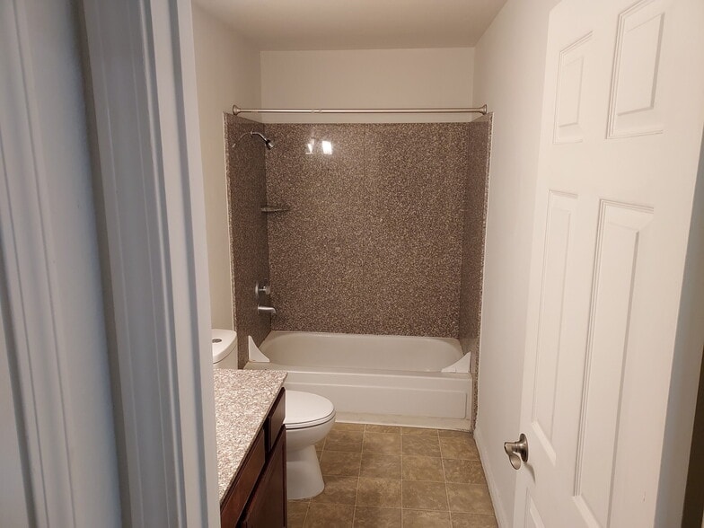 Building Photo - 4918 River Glen Dr