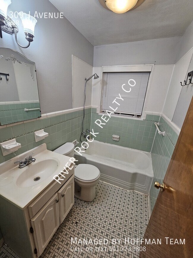 Building Photo - 309 W J Ave