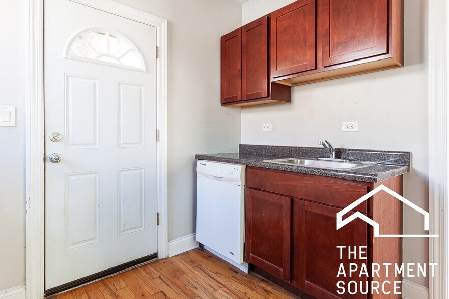 Building Photo - 630 W Cornelia Ave