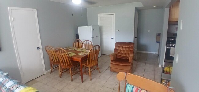Building Photo - 124 College Dr