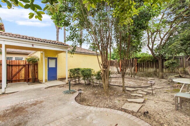 Building Photo - Short term room for rent