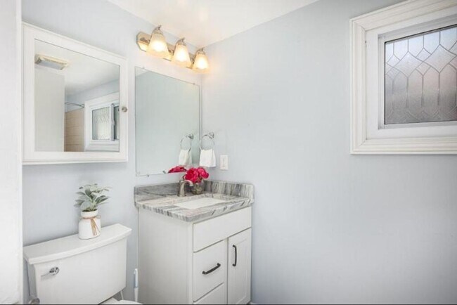 Building Photo - Walk to Downtown Ann Arbor - 3 bed/2 bath
