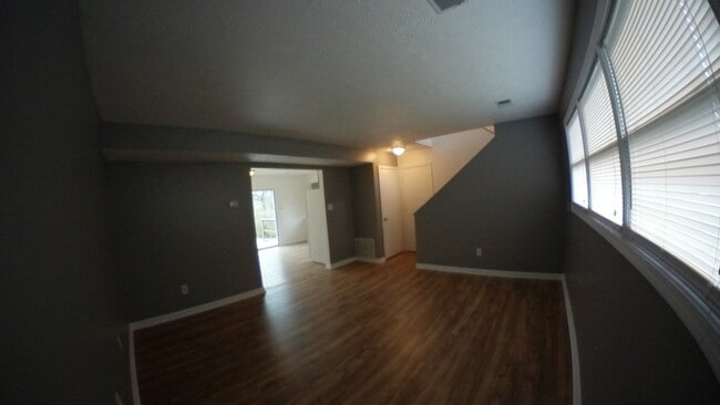 Building Photo - 217 Creekside Ct