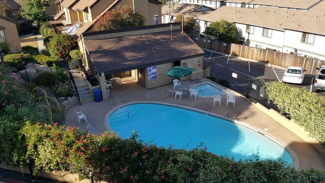 Building Photo - 2 Bed/1.5 Bath Townhouse