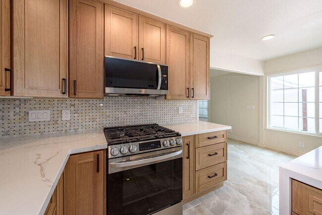 Building Photo - Your Newly Renovated Huntington Beach Oasi...