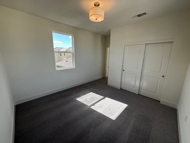 Building Photo - Beautiful 4 Bedroom / 3 Bath River Islands...