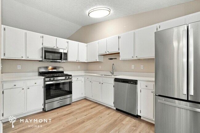 Building Photo - Spacious Grove City Home with 2-Car Garage