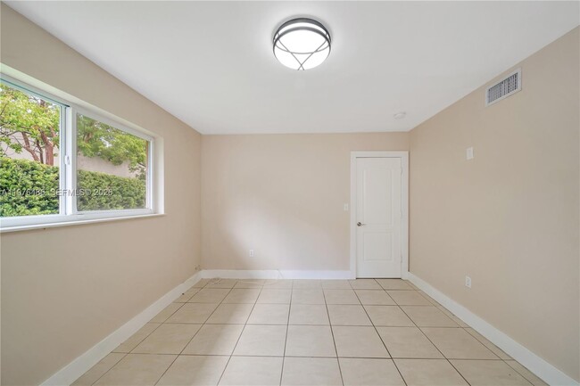 Building Photo - 592 NE 150th St