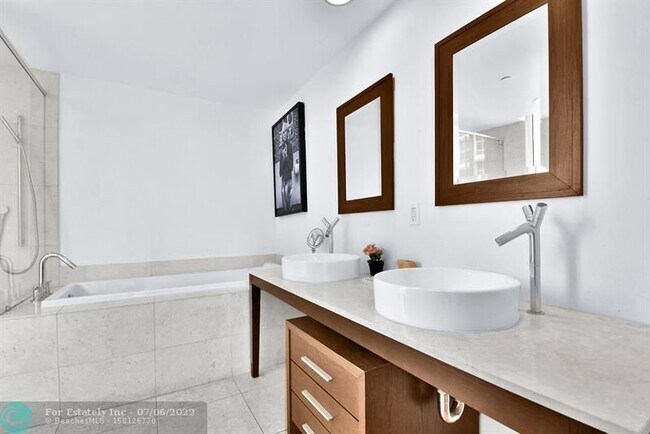 Building Photo - 475 Brickell Ave