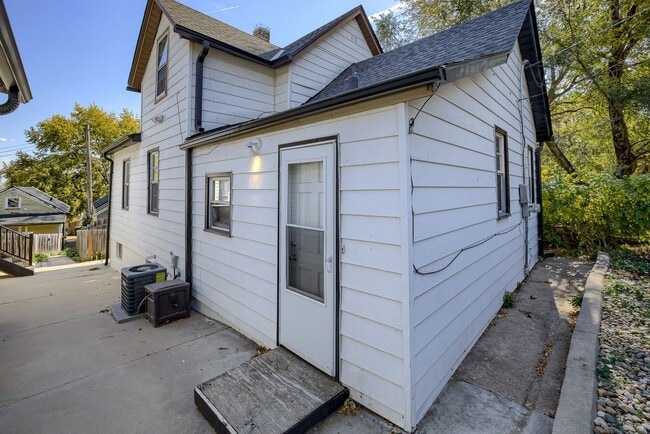 Building Photo - Charming 2 Bedroom with Fenced Yard & Parking Near Old Market!