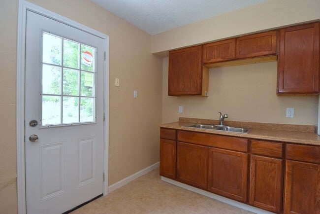 Building Photo - RECENTLY UPDATED 3 BEDROOM 1 BATH HOME