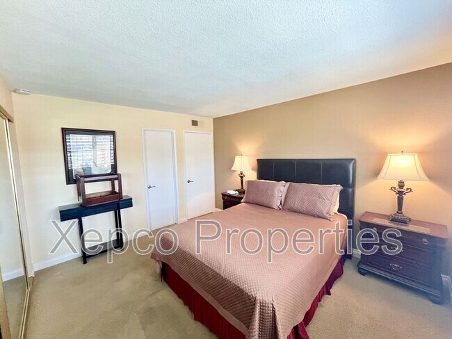 Building Photo - 5300 E Waverly Dr