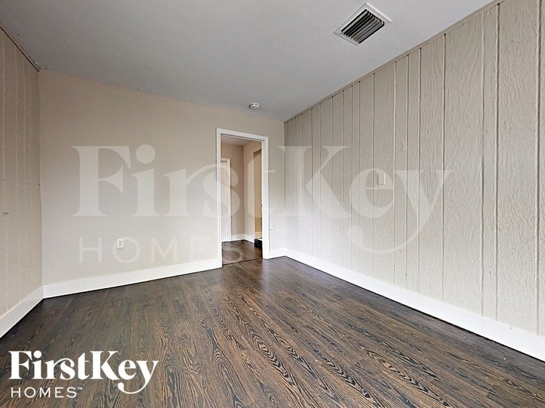 Building Photo - 1315 NE 203rd St