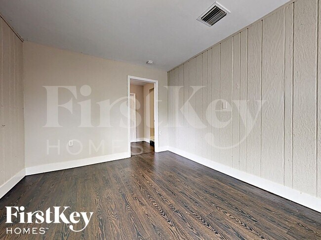 Building Photo - 1315 NE 203rd St