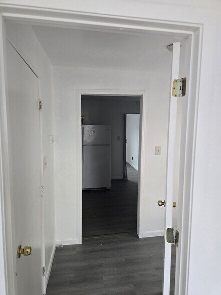 Landing Area/Hall - 1508 Woodmont Ave