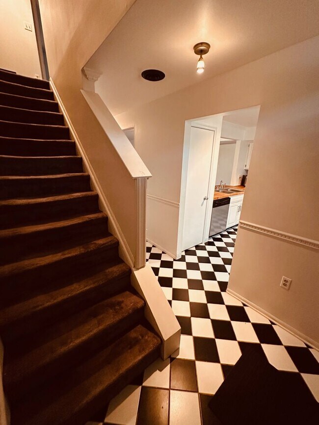 Building Photo - Charming Row House in Historic District