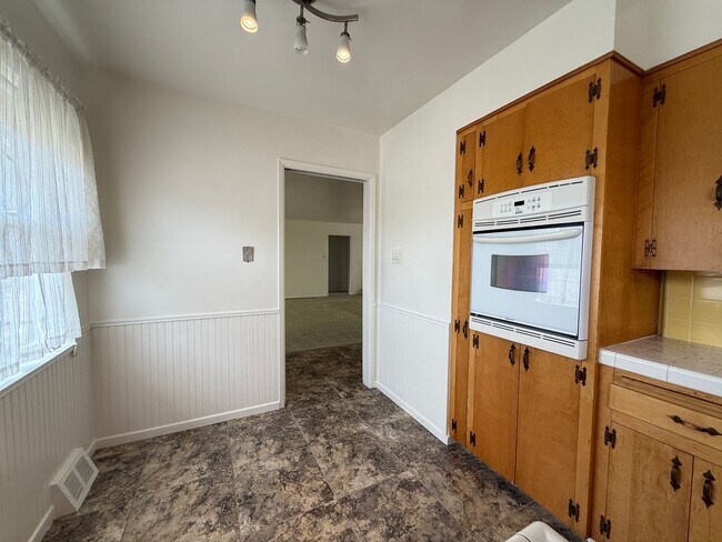 Building Photo - 1950's Ranch Style 2+2 with den/office Hom...