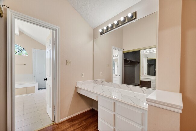 Building Photo - 814 Heathgate Dr