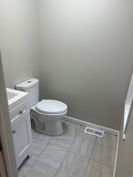 Building Photo - 5544 W Jefferson St