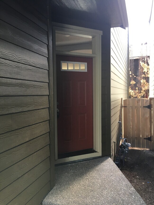 Building Photo - Three Bedrooms Plus Loft! Centrally located!
