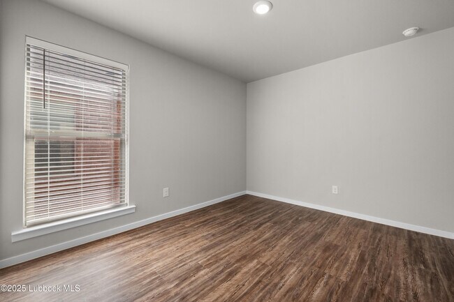 Building Photo - 2031 Kenwood Ave